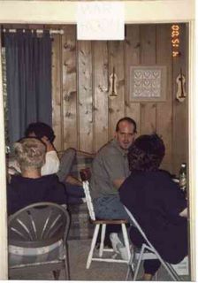 chillin_in_war_room.jpg (large)